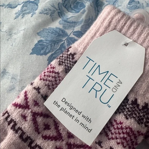 Time and Tru Pink and Cranberry Patterned Gloves. New with tags. - Picture 3 of 4